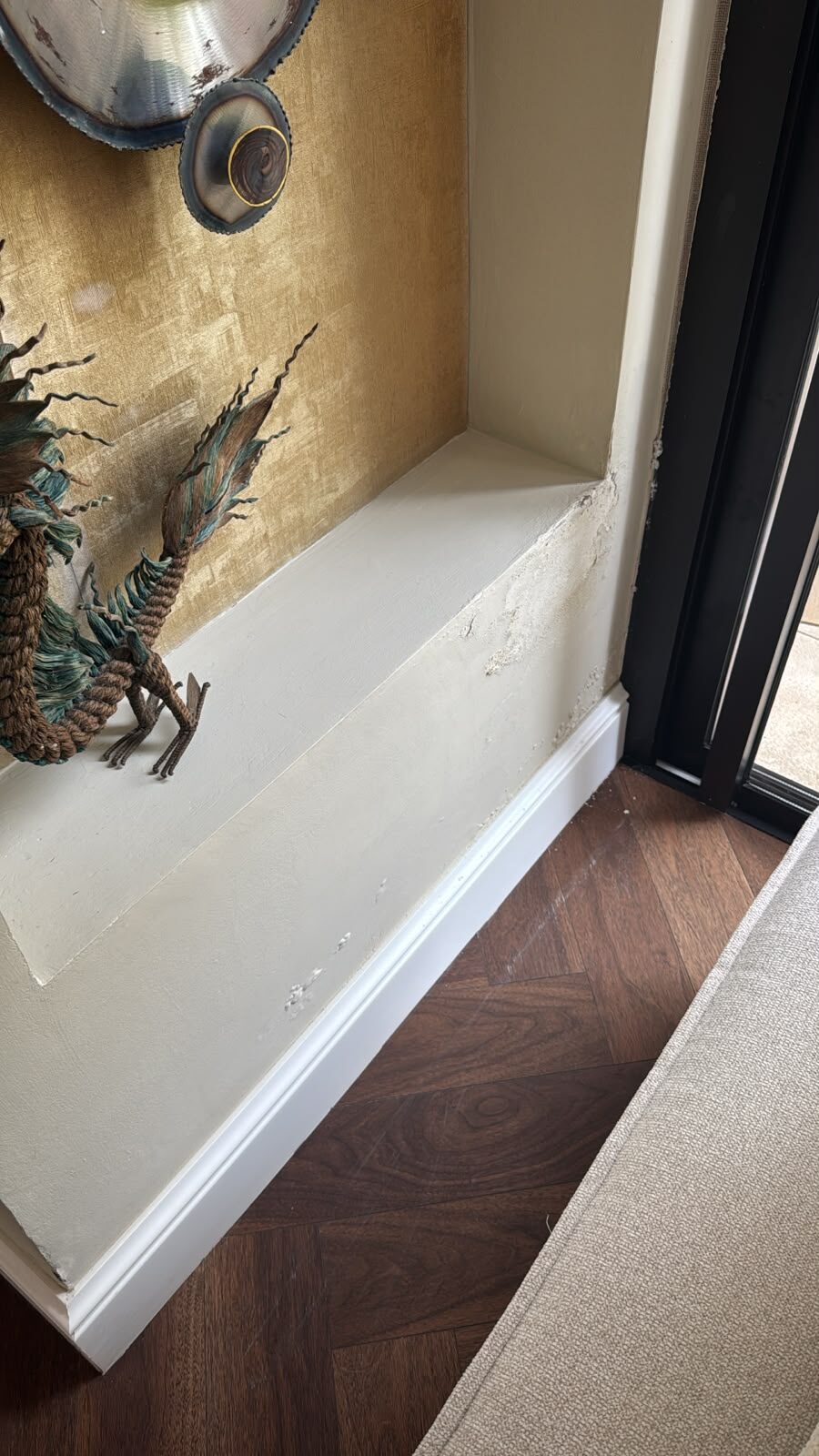 Enduit qui s’effrite sur une banquette maçonnée en retour de baie vitrée